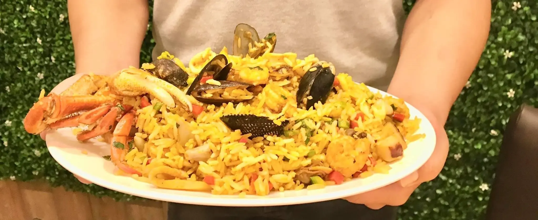 Arroz con Mariscos - Plato completo con camarón, conchas y calamar sobre arroz meloso en 200 Millas Loja