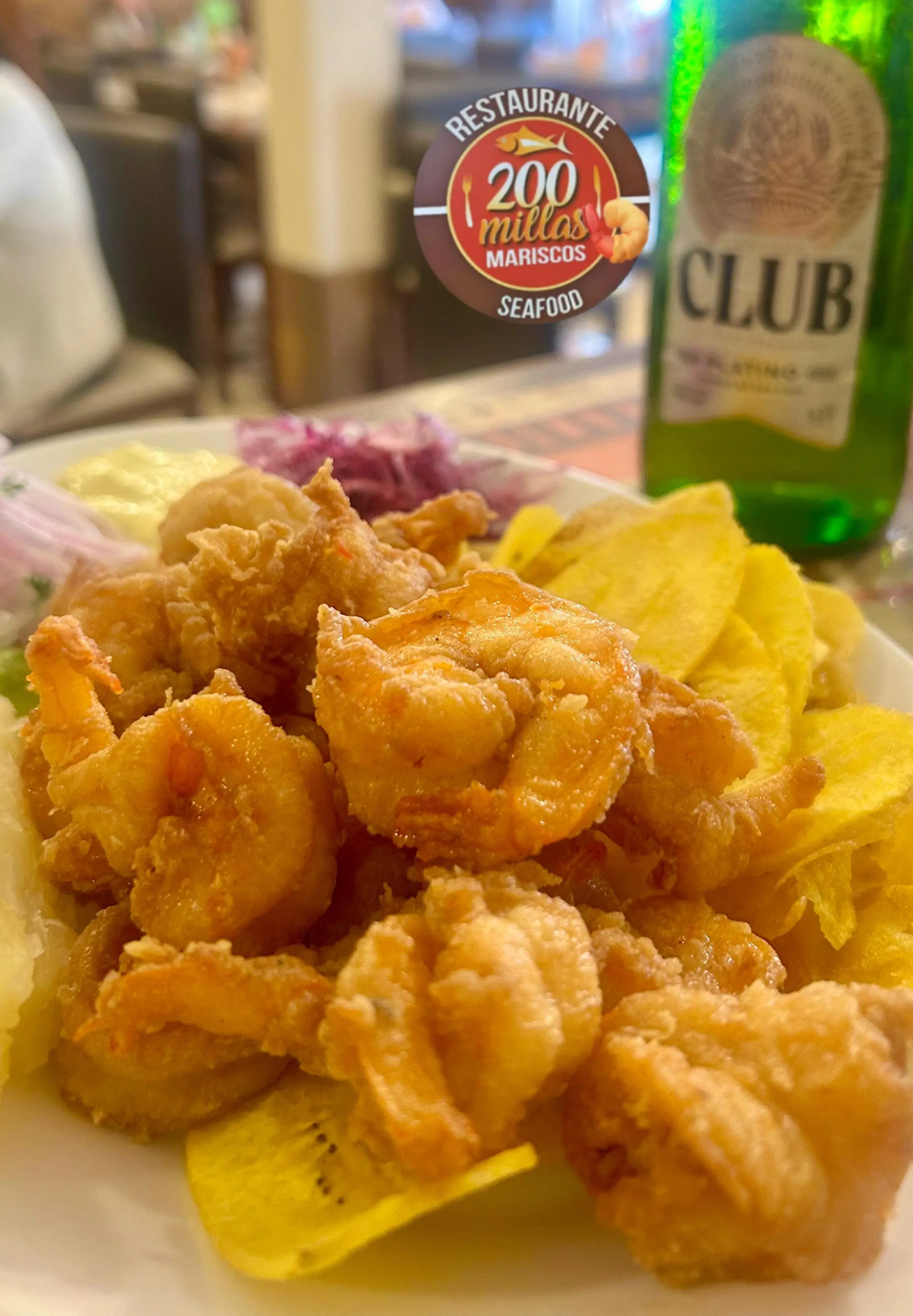 Camarón Reventado - Chicharrón de camarón crujiente servido con papas fritas en 200 Millas Loja