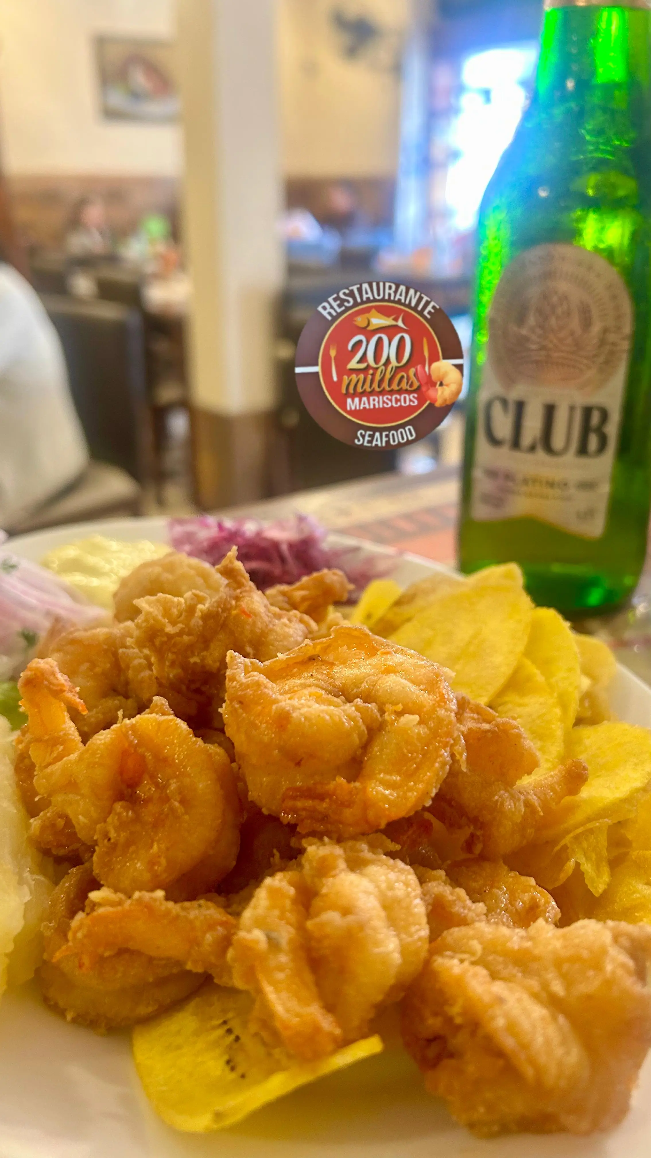 Primer plano del camarón crujiente y dorado