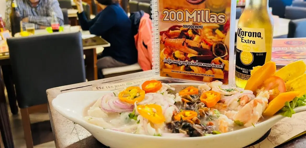 Ceviche Mixto - Vista cenital con mariscos frescos y leche de tigre en 200 Millas Loja