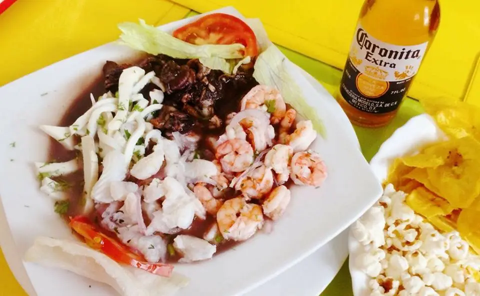 Ceviche Mixto servido en el restaurante 200 Millas Loja
